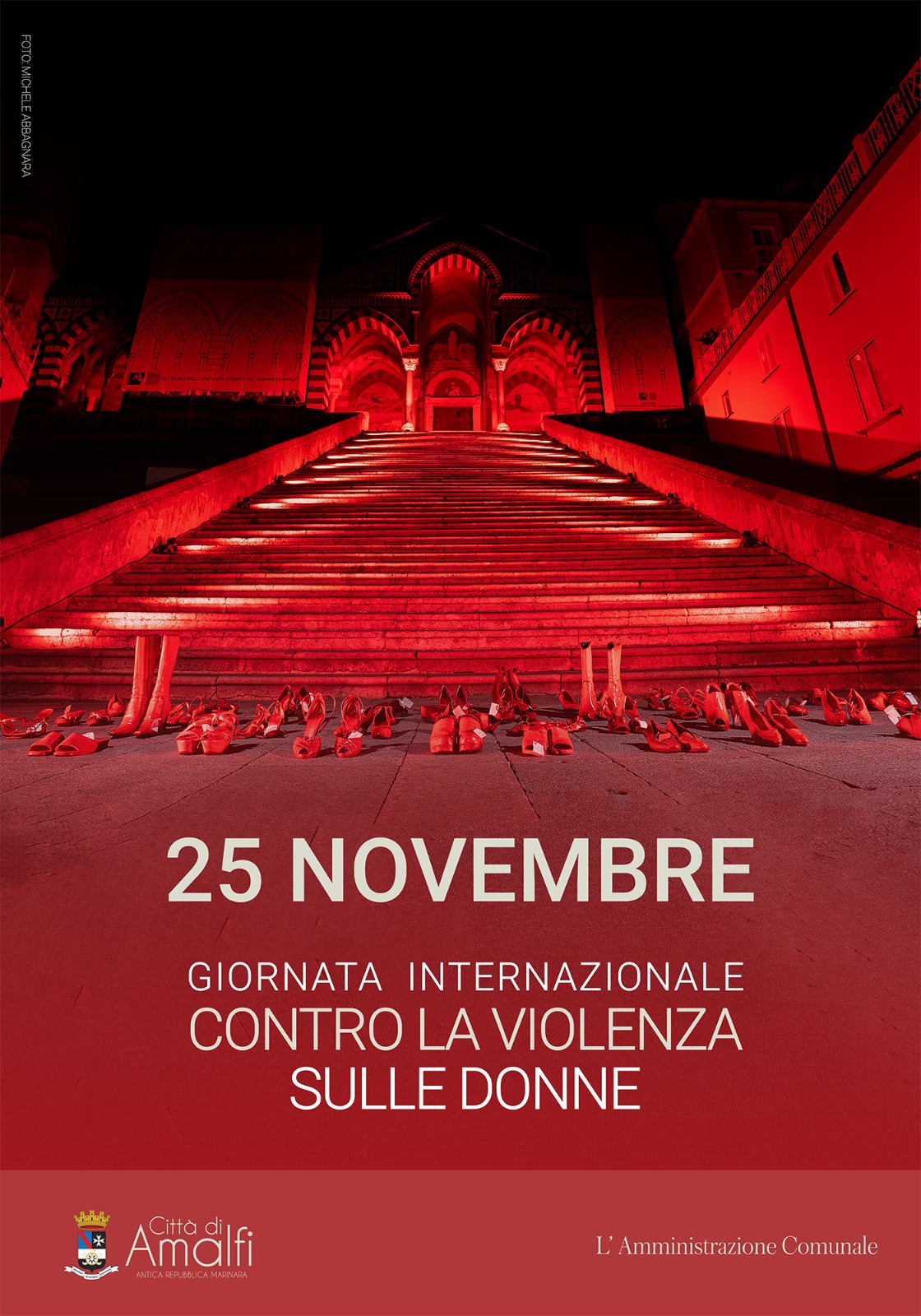 Amalfi: Duomo in rosso contro violenza sulle donne