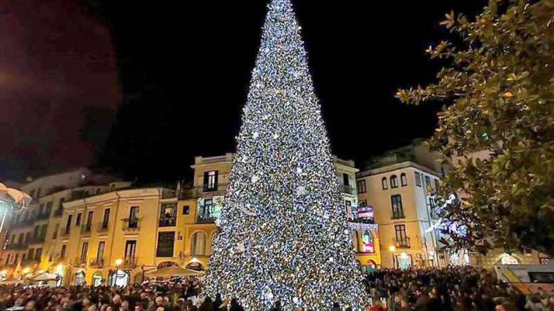 Salerno: Polizia di Stato, decorazione natalizia su albero in Piazza Portanova