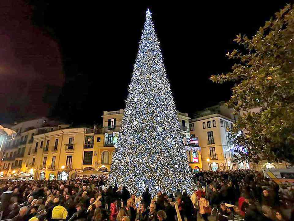 Salerno: accensione albero natalizio a Piazza Portanova