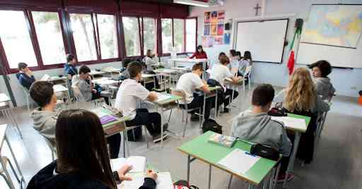  Salerno: Scuola, FdI “A Settembre in che modo alunni seduti a proprio banco?”