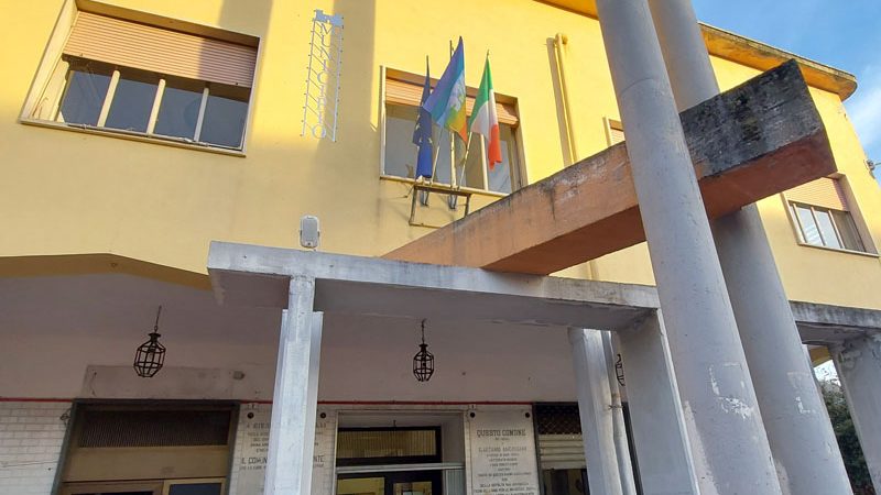 Roccapiemonte: attacco Russia ad Ucraina, bandiera della pace a Palazzo Comunale