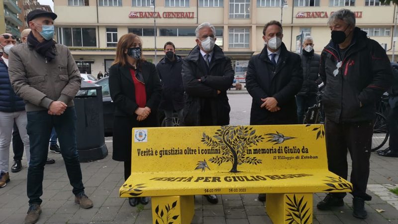 Salerno: inaugurata panchina gialla, “Verità e giustizia per Giulio Regeni”