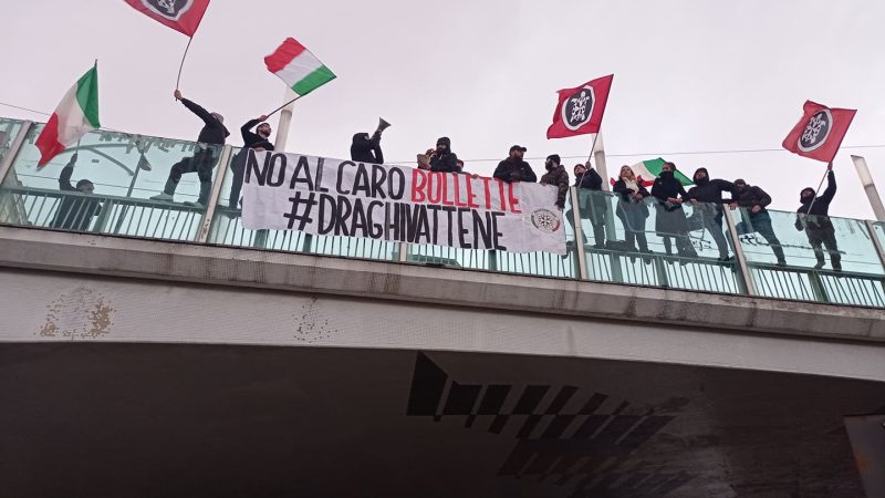 Napoli: protesta CasaPound contro rincari e caro bollette