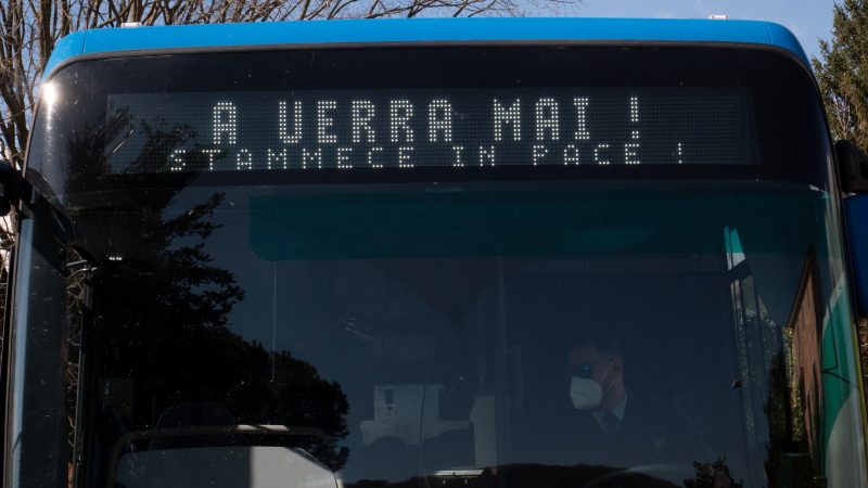 Avellino: stop a guerra in Ucraina, messaggi di pace su bus di Air Campania