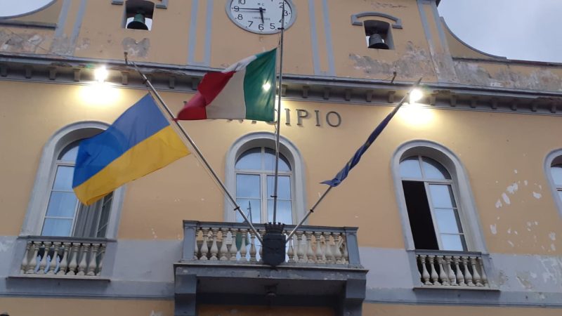 Nocera Inferiore: bandiera ucraina a Palazzo di Città