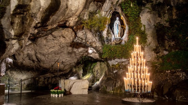 Lourdes: alla Grotta ogni giorno preghiera internazionale per la pace