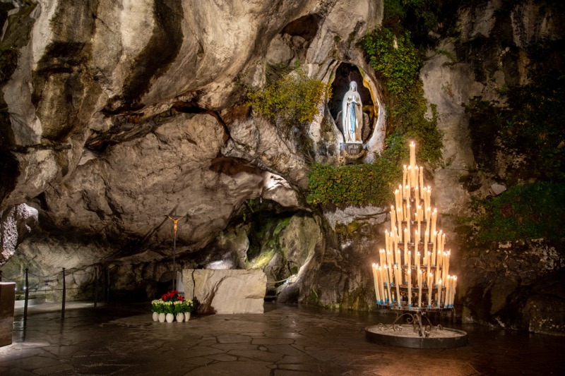 Lourdes: alla Grotta ogni giorno preghiera internazionale per la pace