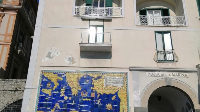 Amalfi: restauro statua Flavio Gioia, pannello ceramico e lapidi, approvato progetto