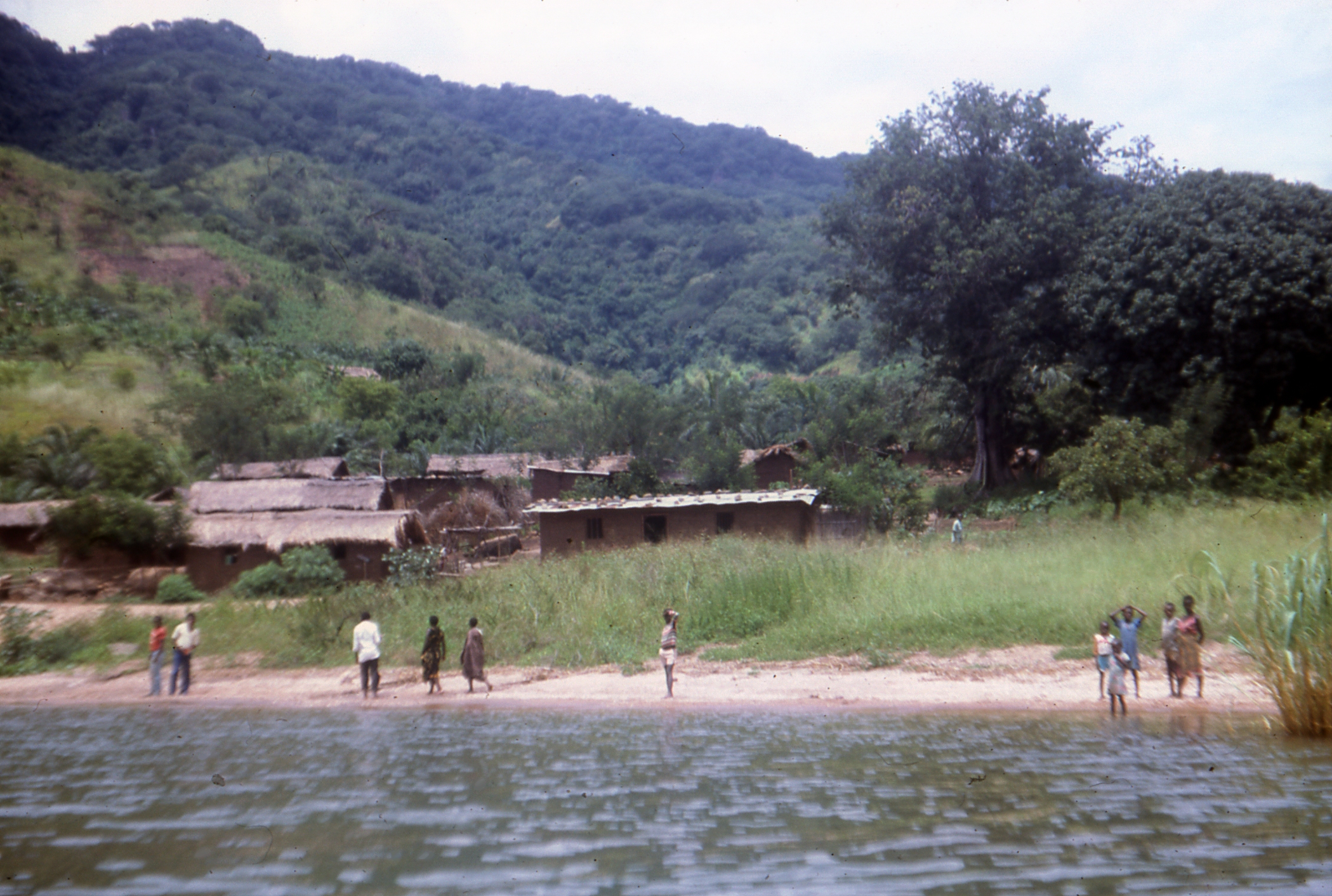 Avventure missionarie: passaggio in mezzo al fiume Sandja (Congo Rdc)