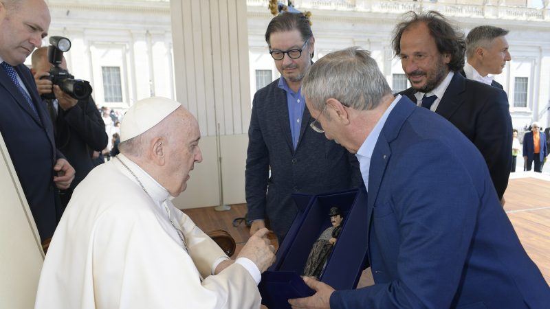 Salerno: a Papa Francesco riconoscimento speciale del Premio Charlot