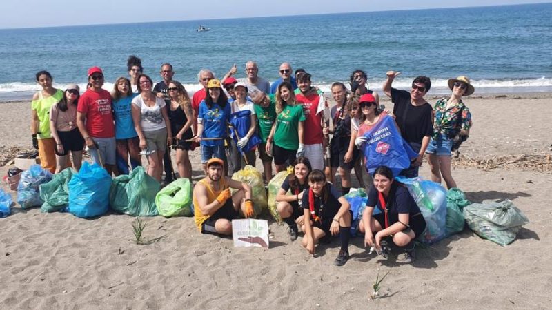 Salerno: Retake, Associazioni e volontari impegnati in raccolta rifiuti in spiaggia