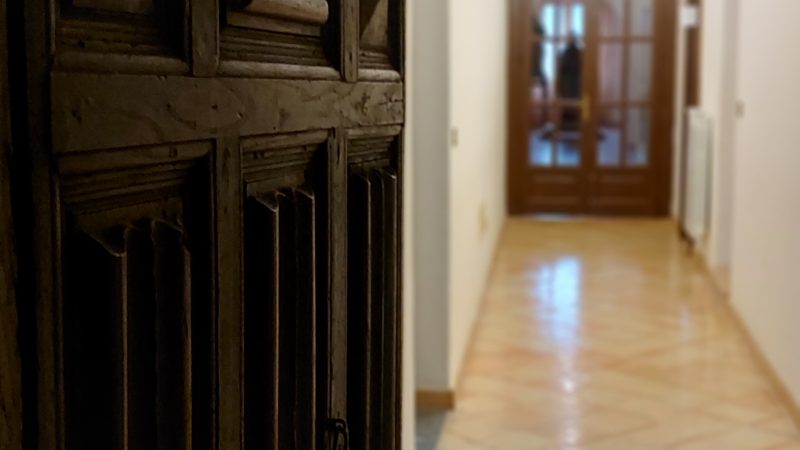 Polla: Letture al Buio in Convento, non vedenti leggono letteratura italiana nel buio della biblioteca del Santuario  