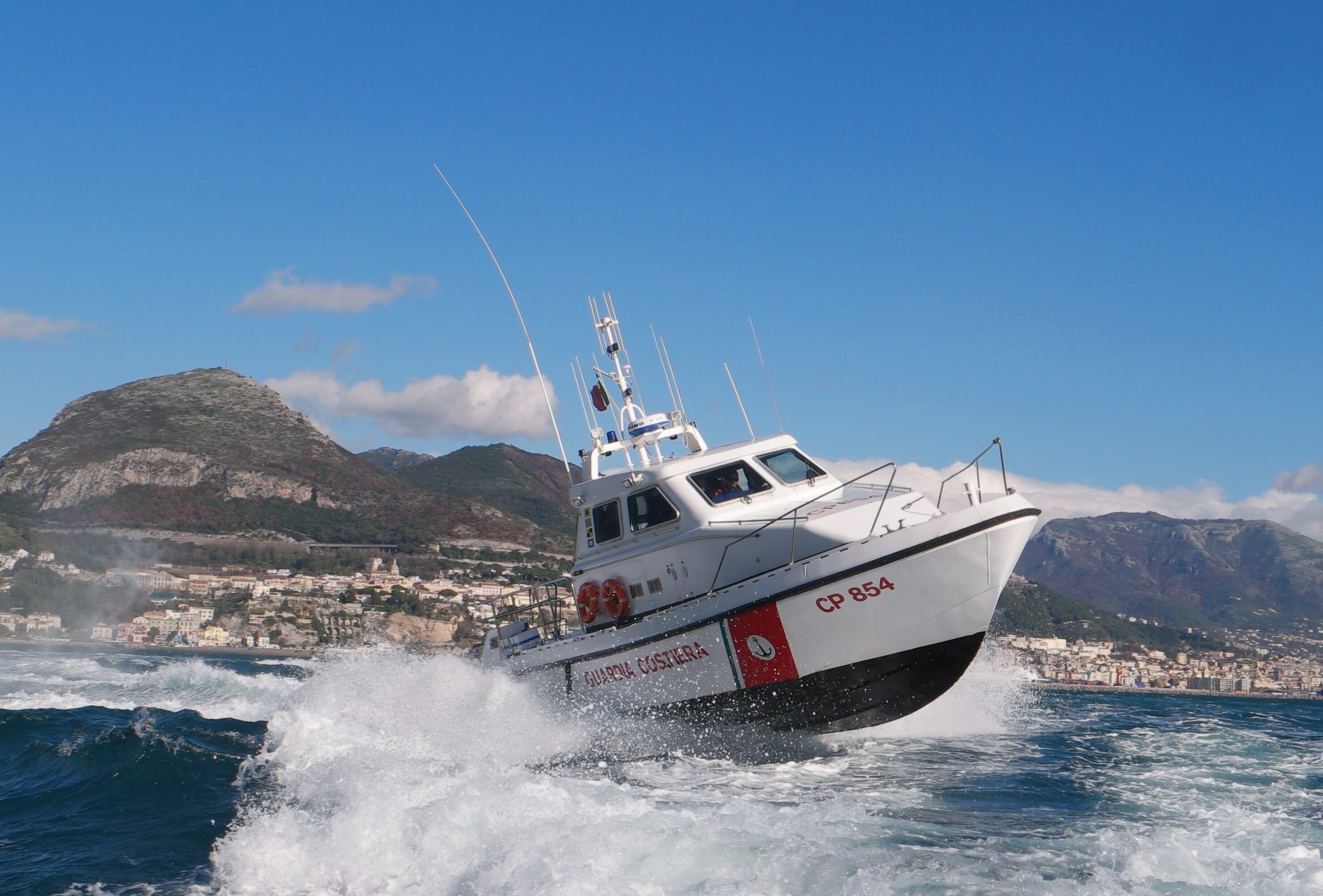 Salerno: malore su nave da crociera, turista soccorso da Guardia Costiera  