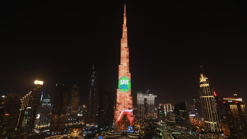 Dubai: grattacielo più alto del mondo illuminato colori movimento Conscious Planet – Salva il Suolo