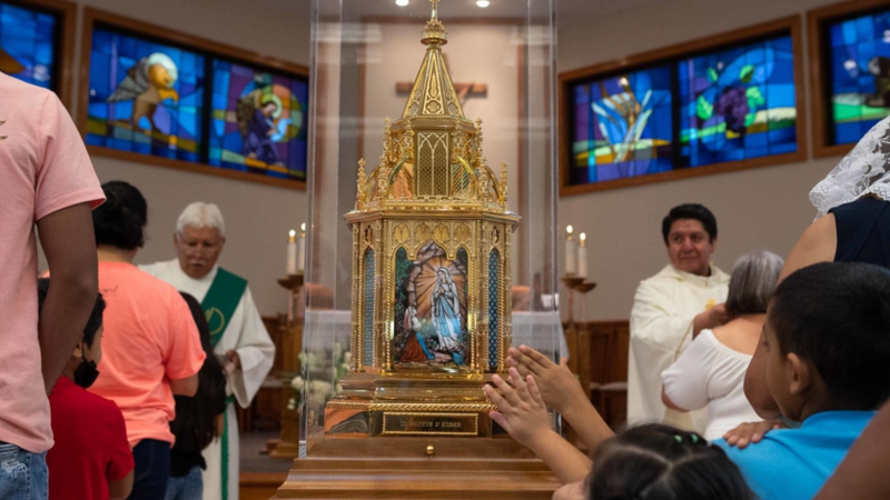 Lourdes: tour reliquie di Santa Bernadette, arrivo a Los Angeles