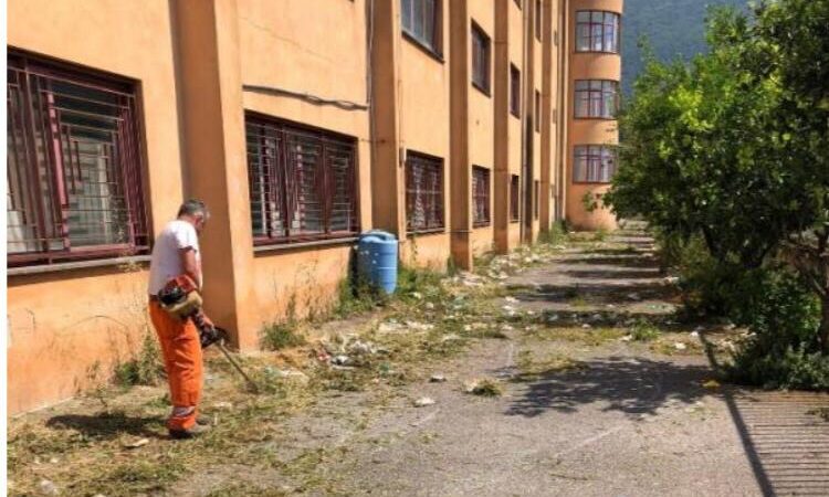 Salerno: sfalcio e pulizia giardini prima del nuovo anno scolastico 