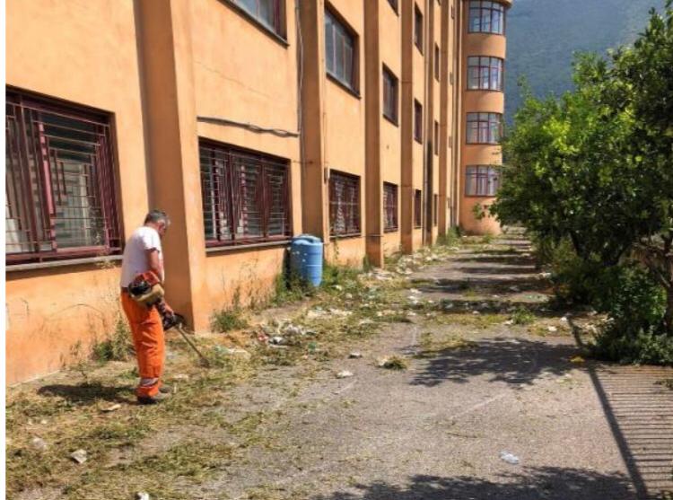 Salerno: sfalcio e pulizia giardini prima del nuovo anno scolastico 