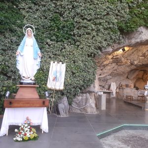 Cava de' Tirreni: alla Piccola Lourdes, benedetta dal Rettore don Rosario Sessa, nuova statua dell' Immacolata