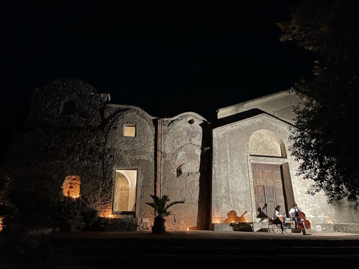 Praiano: “I Suoni degli Dei – Notti di Luna Piena” alla piazzetta del Convento San Domenico