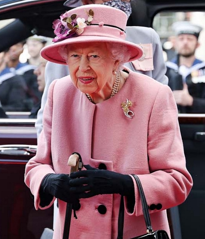 Addio a Elisabetta II, sovrana amata tra umorismo e pacifici rapporti internazionali