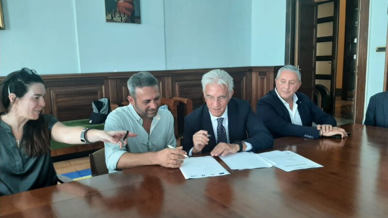 Salerno: firmato accordo di collaborazione “Una rete da pesca per filiera rifiuti marini”