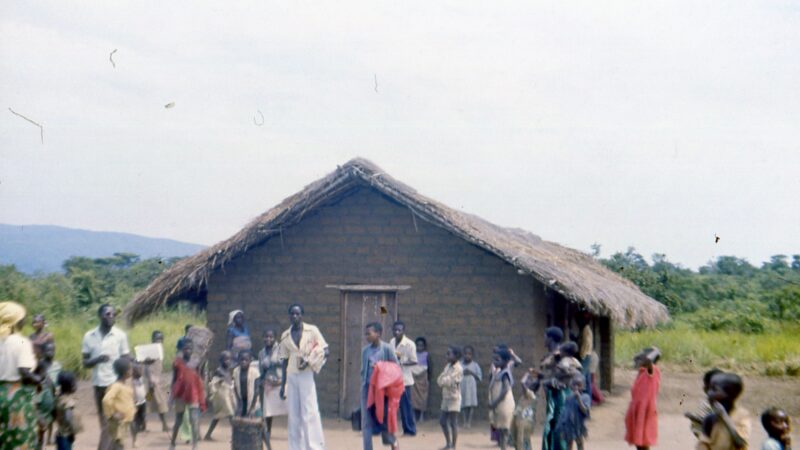 Personaggi africani: muratore-costruttore di capanne-case-chiese
