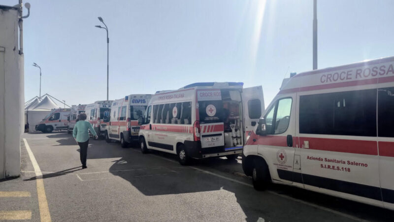 Salerno: code di ambulanze al “Ruggi”, on. Vietri “Situazione indegna, Presidente De Luca dove vive?”