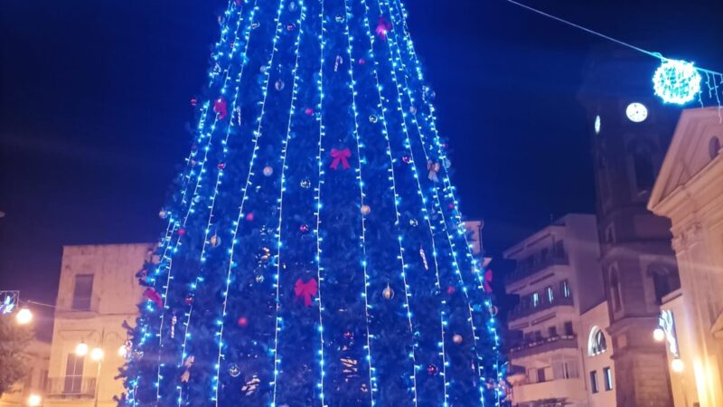 Scafati: accensione albero di Natale in piazza Vittorio Veneto