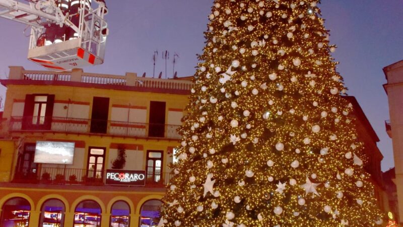 Salerno: Polizia di Stato, pallina istituzionale su albero di Natale in Piazza Portanova