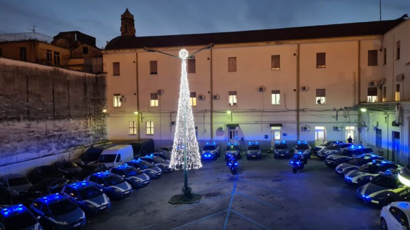 Salerno: accensione albero di Natale in Questura, auguri del Questore e dei poliziotti
