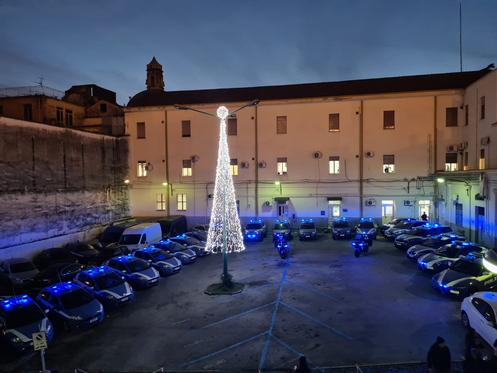 Salerno: accensione albero di Natale in Questura, auguri del Questore e dei poliziotti