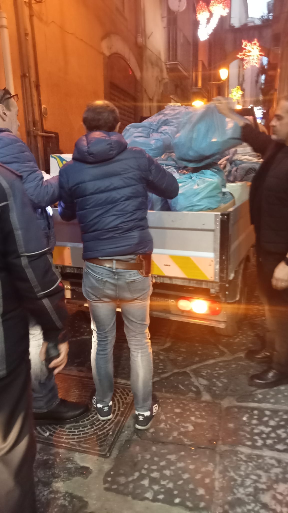 Salerno: Polizia Municipale, scoperto locale abusivo deposito merci nel Centro storico