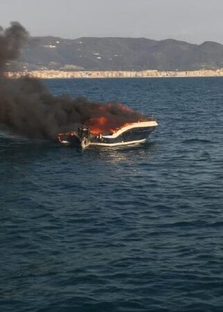 Salerno: incendio a bordo di natante da diporto, intervento Guardia Costiera per assistenza e soccorso