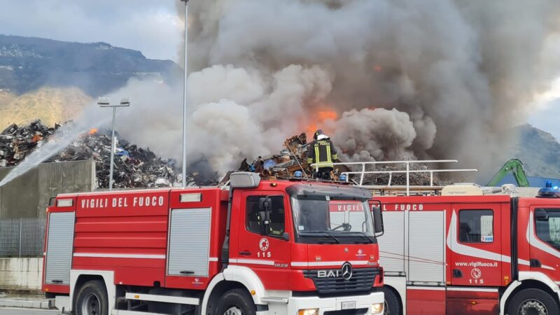 Sarno: Amministrazione comunale, grosso incendio in zona industriale a Via Ingegno, attenzione ad esalazioni fumogene