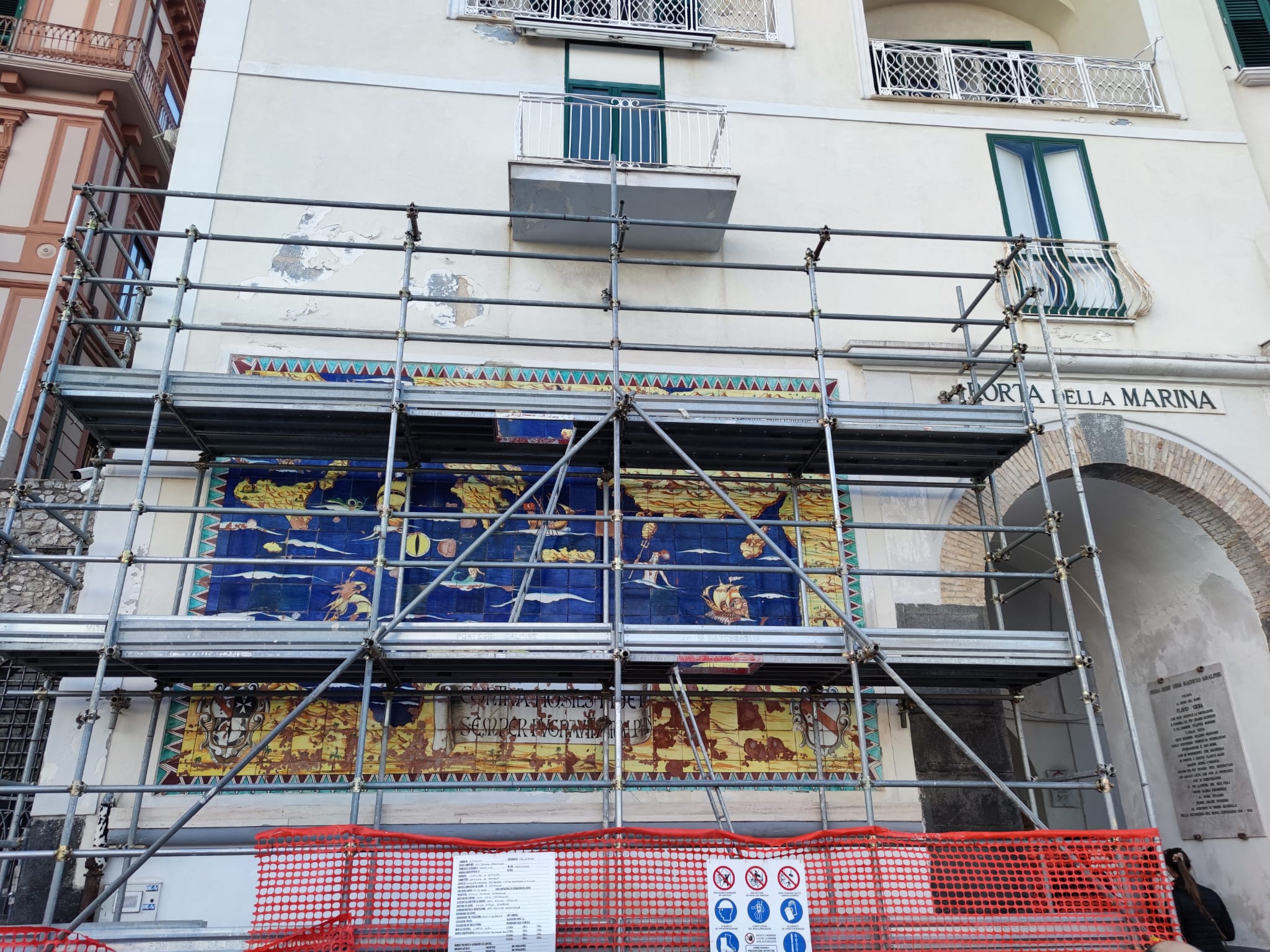 Amalfi: al via restauro a pannello maiolicato della Porta della Marina