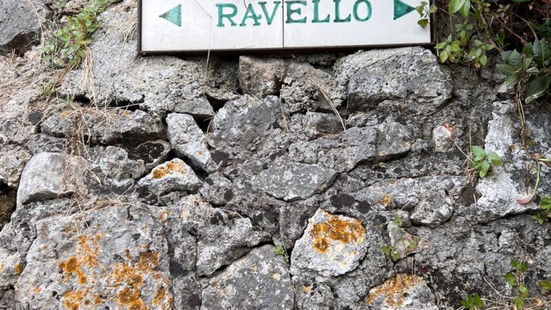 Ravello: Giornata Mondiale dei Colori, mattonelle segnaletiche su sentieri montani