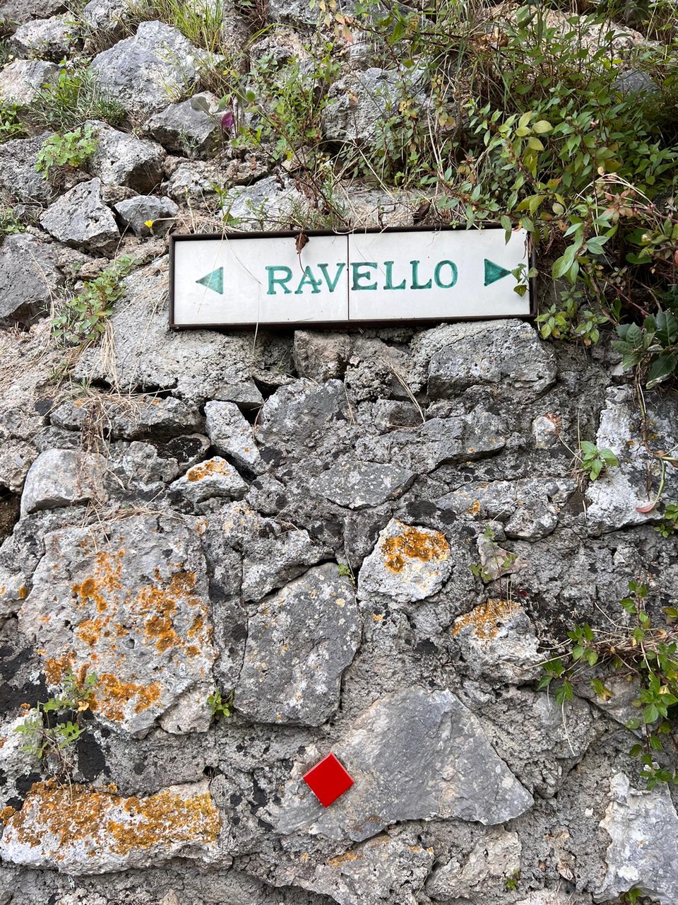 Ravello: Giornata Mondiale dei Colori, mattonelle segnaletiche su sentieri montani