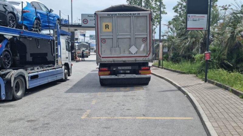 Salerno: consigliere comunale Pessolano “Via Ligea, camion fermi cronicamente a fermata bus, Comune intervenga!”
