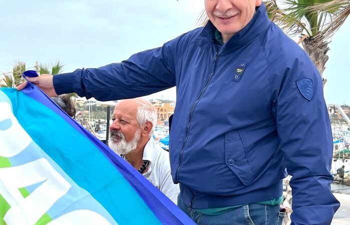 Lampedusa: staffetta della Pace, on. Franco Mari ha portato bandiera della Pace a “Centro di accoglienza” 