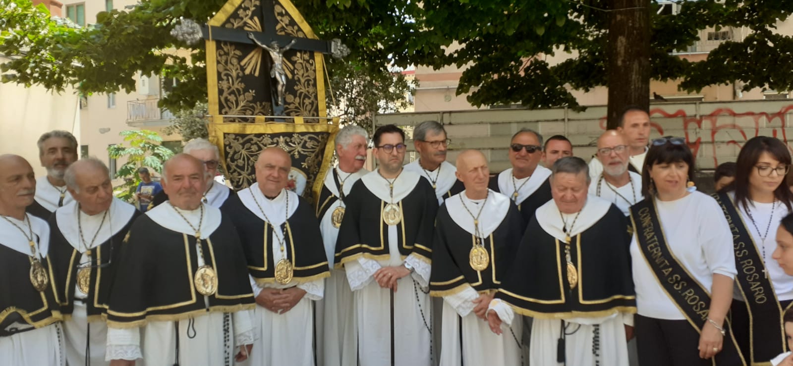 Salerno: S.E. Di Donna al Santuario Maria SS. del Carmine con Arciconfraternite