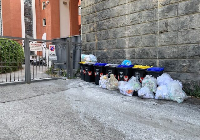 Salerno: Palazzo di Governo, ingresso tra cumuli di rifiuti
