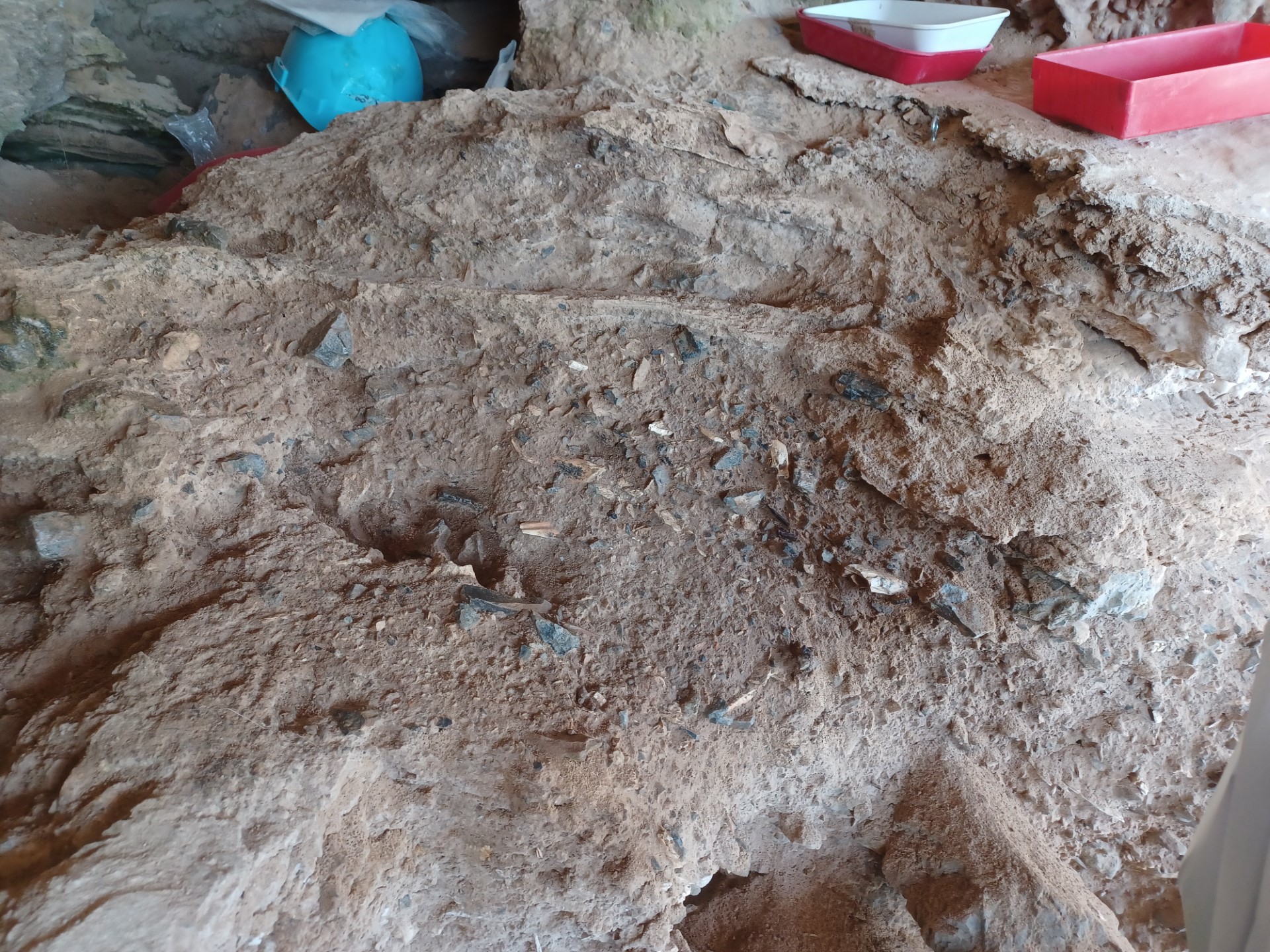 Camerota: a Marina continuano scavi nelle grotte del poggio e della cala
