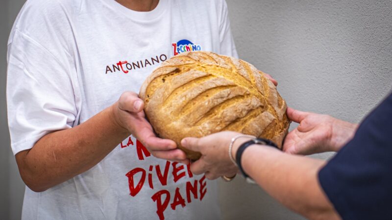 Cava de’ Tirreni: frati e volontari in strada a distribuire pane fresco, iniziativa d’ Antoniano 