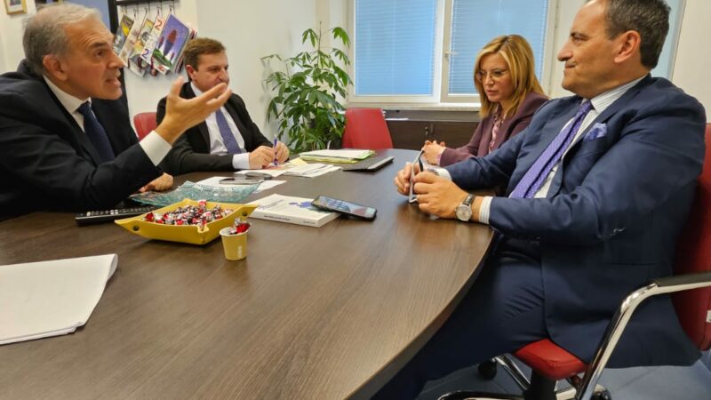Scafati: Direttore generale Asl Salerno firma davanti a Sindaco Aliberti approvazione bando per assunzione 6 medici ospedale Scarlato