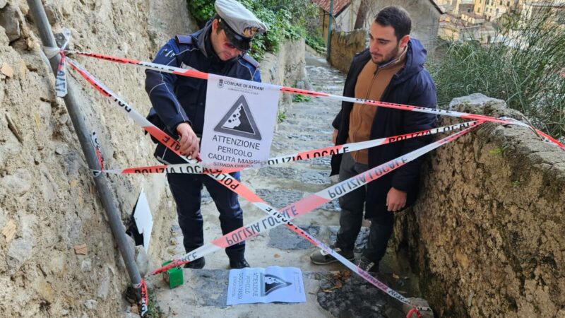 Atrani: caduta massi da monte Civita, chiusa strada