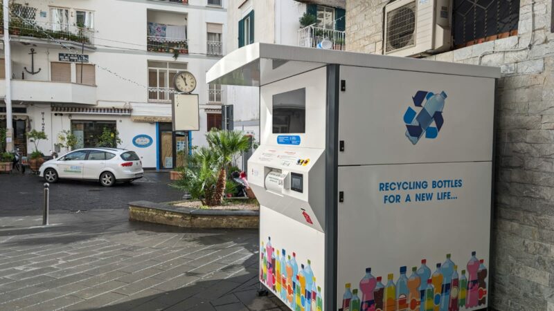 Amalfi: installato eco-compattatore per raccolta bottiglie di plastica