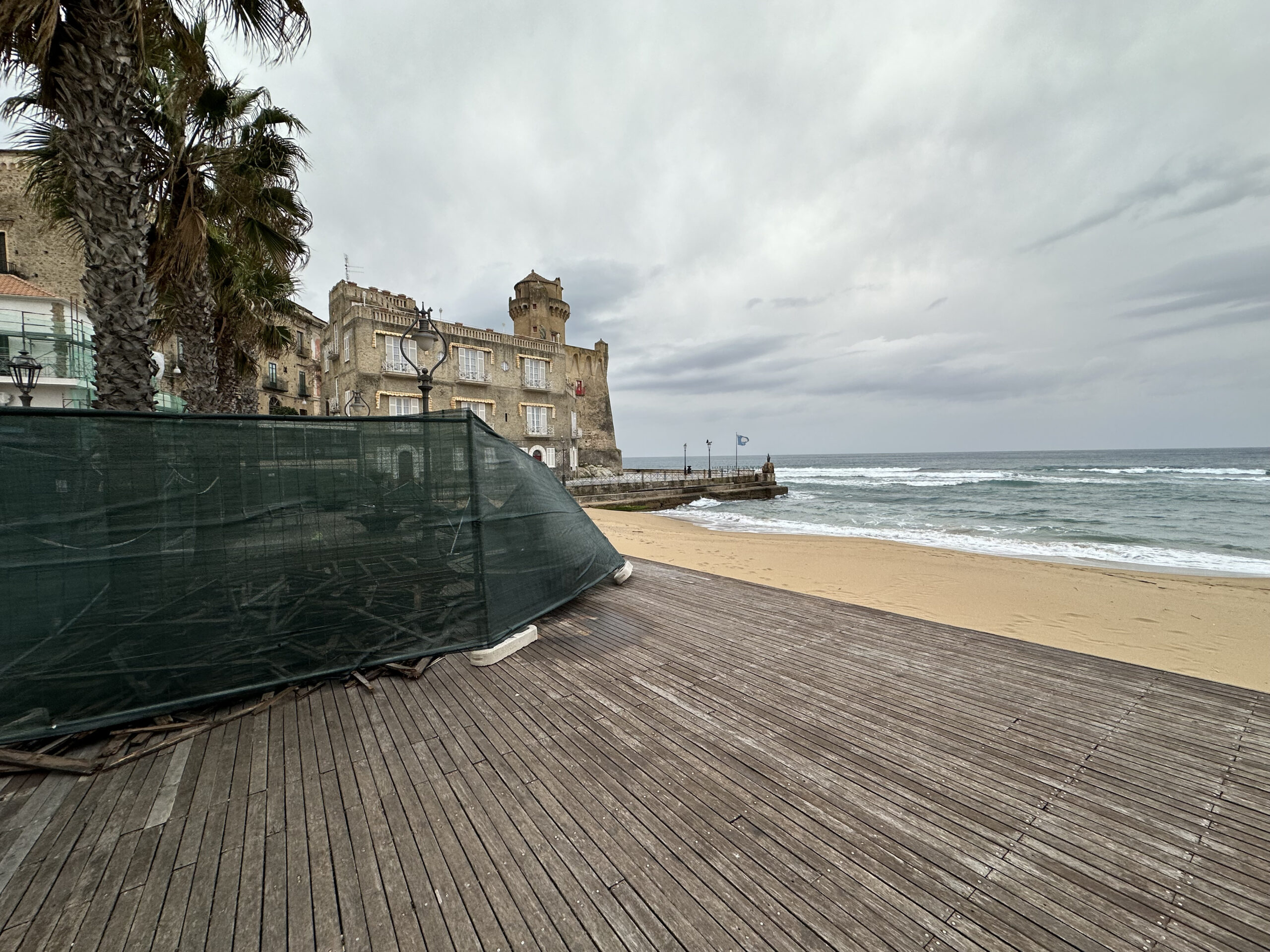 Castellabate: riqualificazione pedana in legno su Lungomare Perrotti